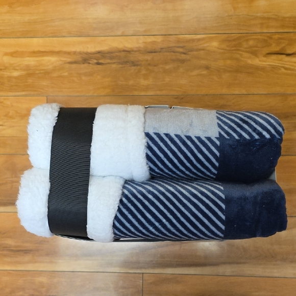 Seattle Mariners MLB Super Soft Faux Shearling Throw Blanket 60in X 70in NEW - Picture 9 of 9